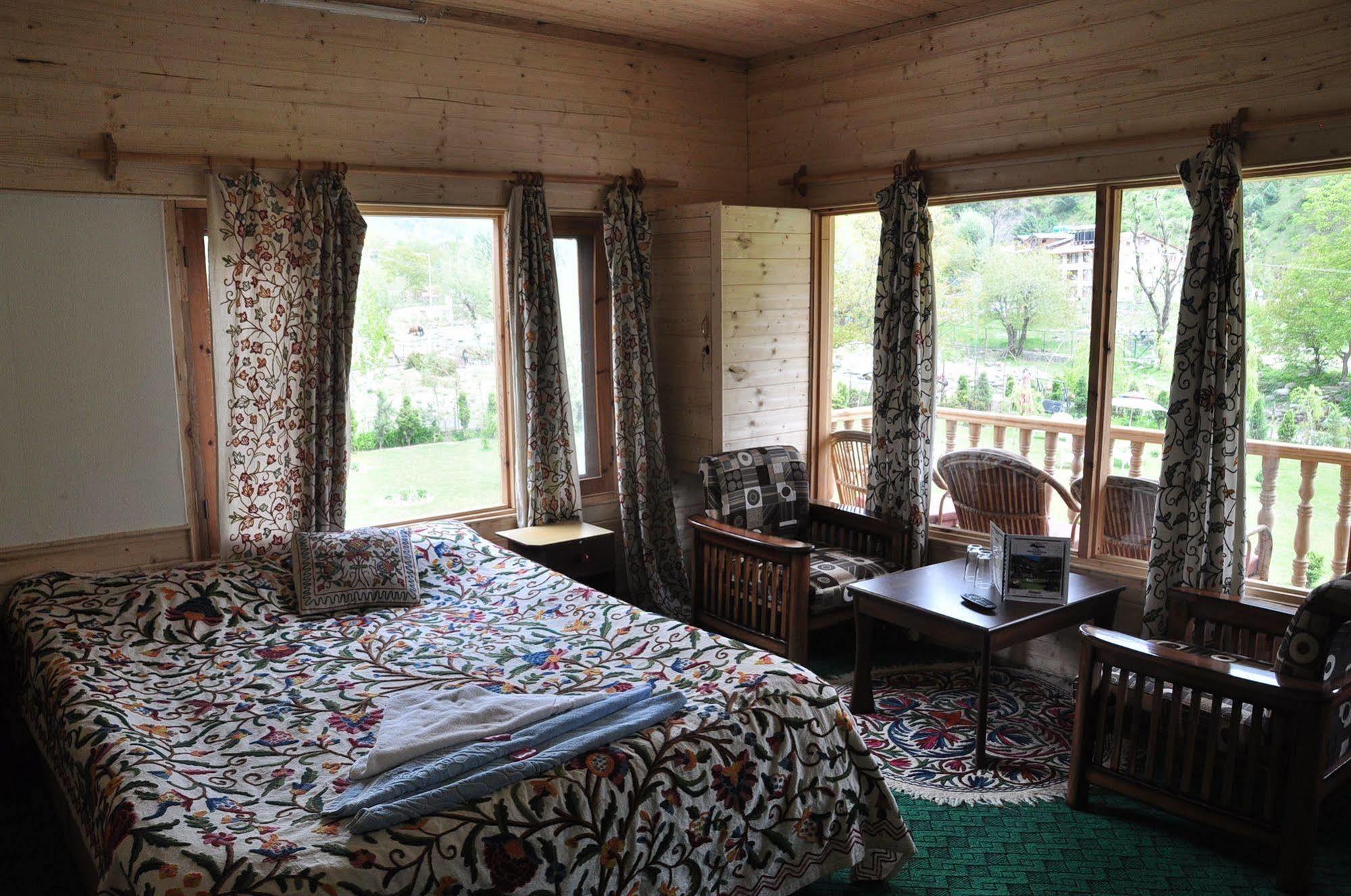 Himalaya House Hotell Pahalgām Exteriör bild