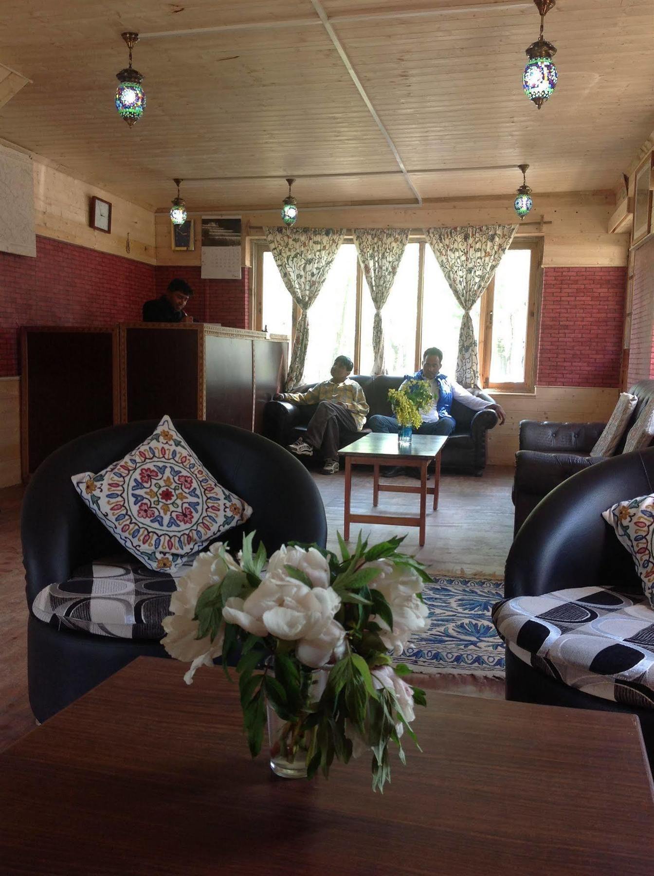Himalaya House Hotell Pahalgām Exteriör bild